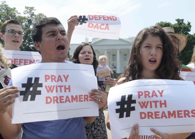 Activistas y líderes religiosos protestan en defensa de los "dreamers". (EFE)