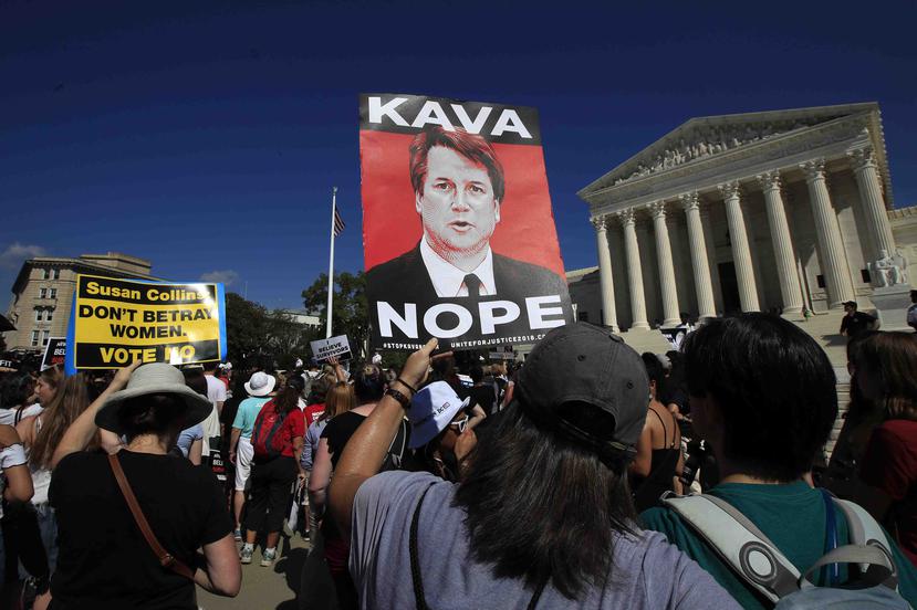 Manifestantes protestan contra el nominado a la Corte Suprema Brett Kavanaugh el jueves 4 de octubre de 2018, en Washington. El Senado votó el viernes 51-49 en favor de proceder con la votación final sobre la nominación. (AP/Manuel Balce Ceneta)
