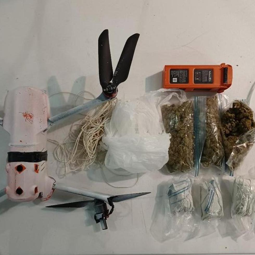 La foto muestra el drone Autel Evo II con la batería y el cargamento de drogas que transportaba.