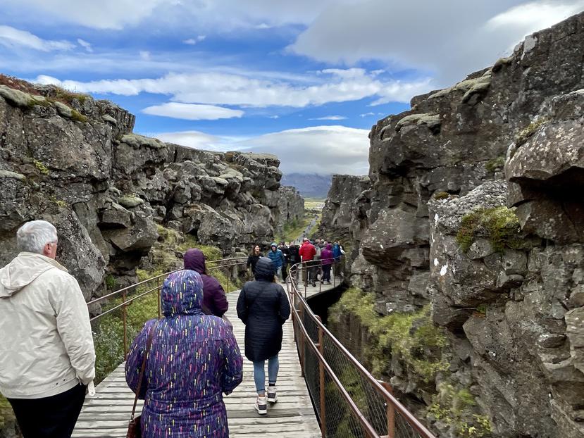 Caminata entre placas tectónicas en Parque Thingvelli, en Islandia.
