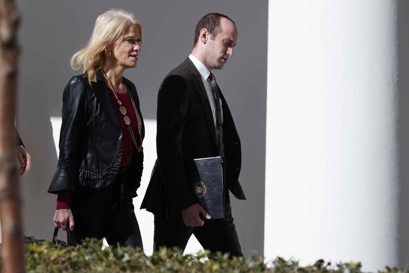 Kellyanne Conway (izquierda) y Stephen Miller, asesores principales del presidente Donald Trump.