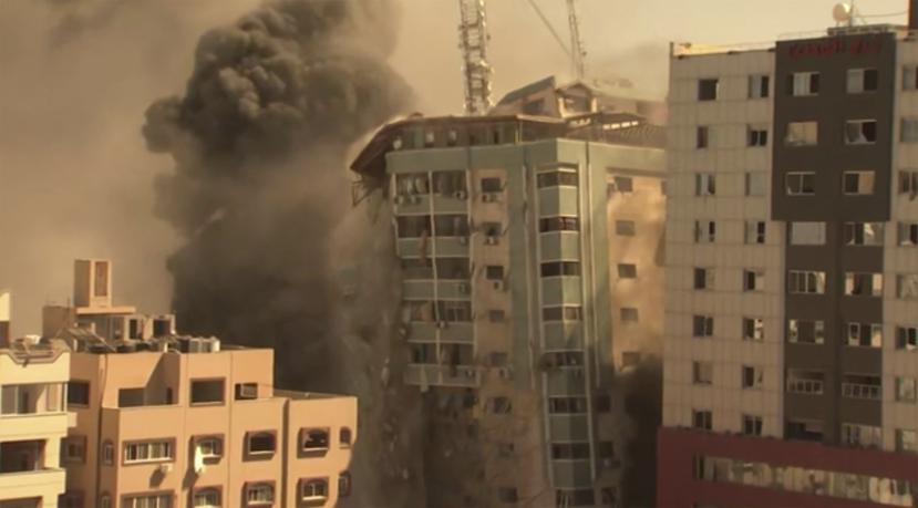 Un edificio que alberga a varios medios internacionales, incluida The Associated Press, se derrumba después de un ataque aéreo israelí el sábado 15 de mayo de 2021 en la ciudad de Gaza.