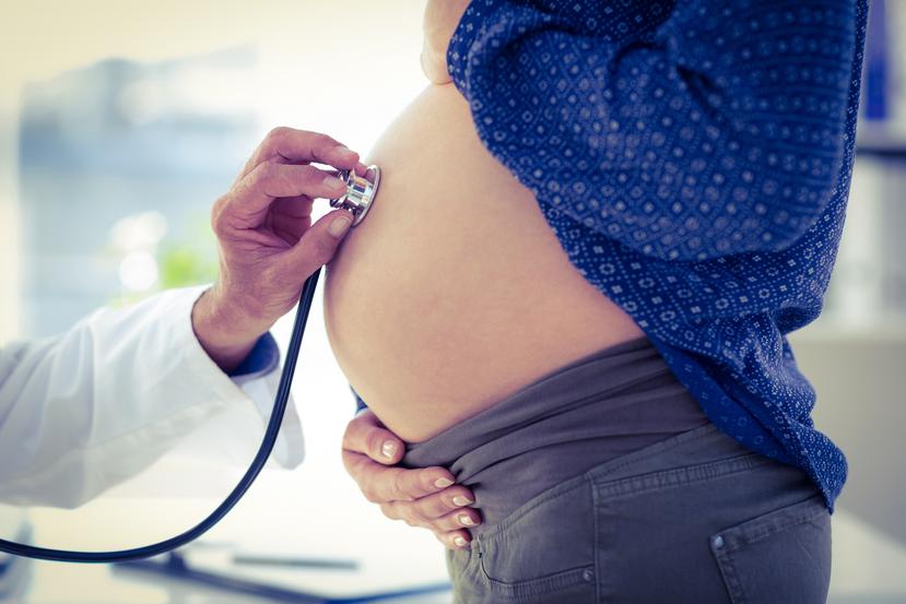 Una mujer embarazada recibe la atención de un médico.