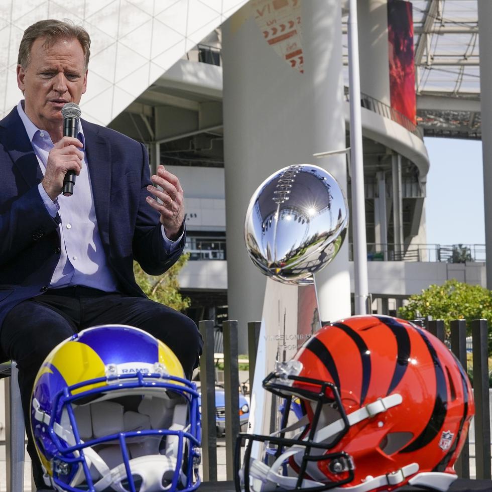 El comisionado de la NFL, Roger Goodell, se dirige a los medios durante la rueda de prensa del miércoles frente a la sede del Super Bowl.