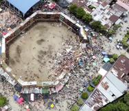 En esta imagen tomada de un video, los espectadores caen al suelo cuando parte de una tribuna de madera se derrumba durante una corrida de toros, el domingo 26 de junio de 2022, en un estadio de la ciudad de El Espinal, en el estado de Tolima, en el centro de Colombia.
