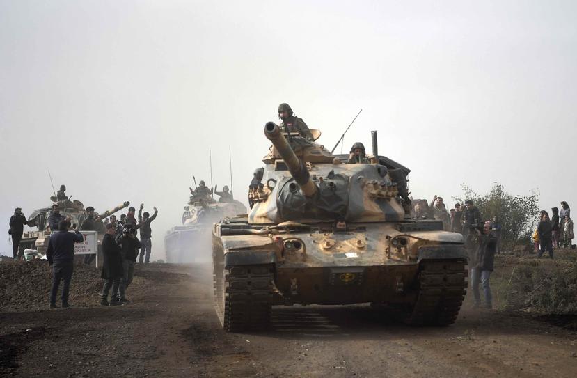 Varios tanques del ejército turco ingresan en Afrin, un bastión en el noroeste de Siria bajo control de combatientes kurdos aliados de Estados Unidos. (AP)
