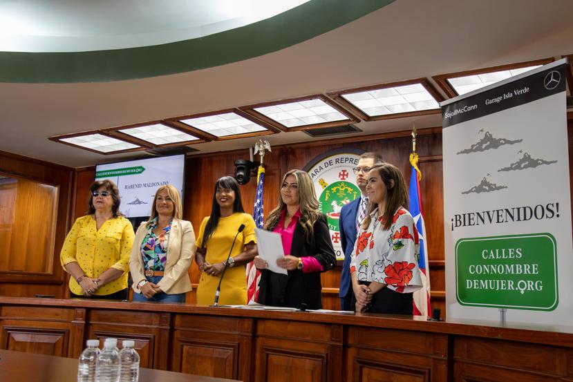 Desde la izquierda, Lydia Méndez, Deborah Soto Arroyo, Sol Higgins, Harenid Maldonado, Héctor Ferrer y Gabriela Arroyo, creativa de la Agencia Sajo McCann y quien tuvo a cargo la idea inicial.