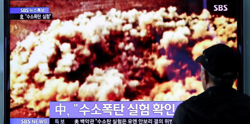 Un hombre mira una pantalla de televisión que muestra una emisión de noticias sobre la prueba nuclear que hizo Corea del Norte. (Bloomberg)