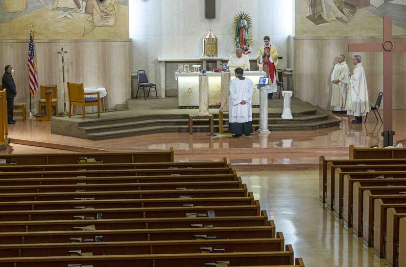 La misa de la Última Cena, celebrada sin fieles y emitida en vivo por internet, en la parroquia de St. Anthony en San Gabriel, California. (AP)