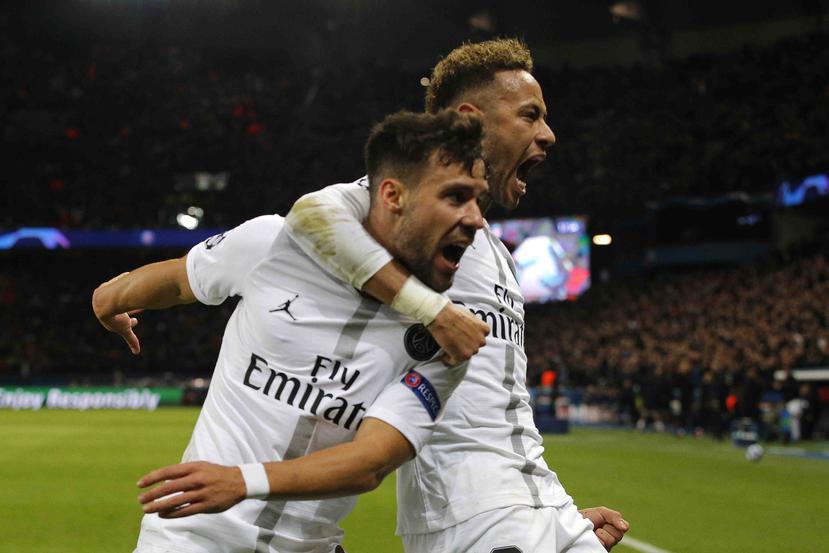 Juan Bernat celebra su gol con Neymar. (AP)