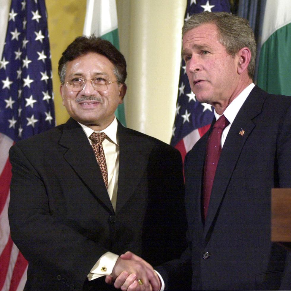 En esta foto de archivo de noviembre de 2001, el entonces presidente George Bush estrecha la mano del presidente de Pakistán, Pervez Musharraf, quien fue un líder militar de ese país que apoyó la guerra estadounidense en Afganistán después de los atentados del 9/11. Musharraf falleció ayer a los 79 años de edad.