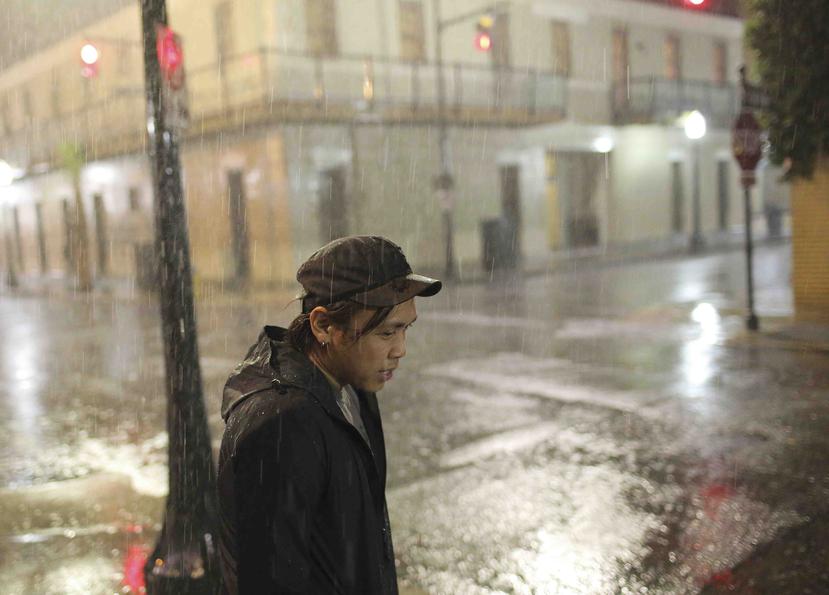 Charles Phanthapannha aguarda bajo la lluvia afuera de un bar de Mobile, Alabama, mientras la tormenta tropical Gordon se acerca. (AP / Dan Anderson)