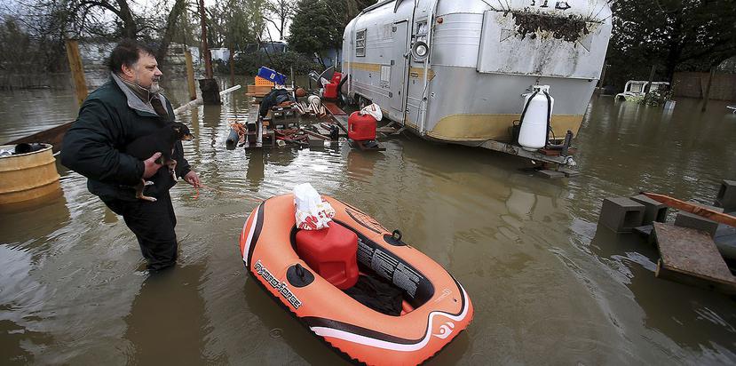 Continúan las advertencias de inundaciones para California. (AP)