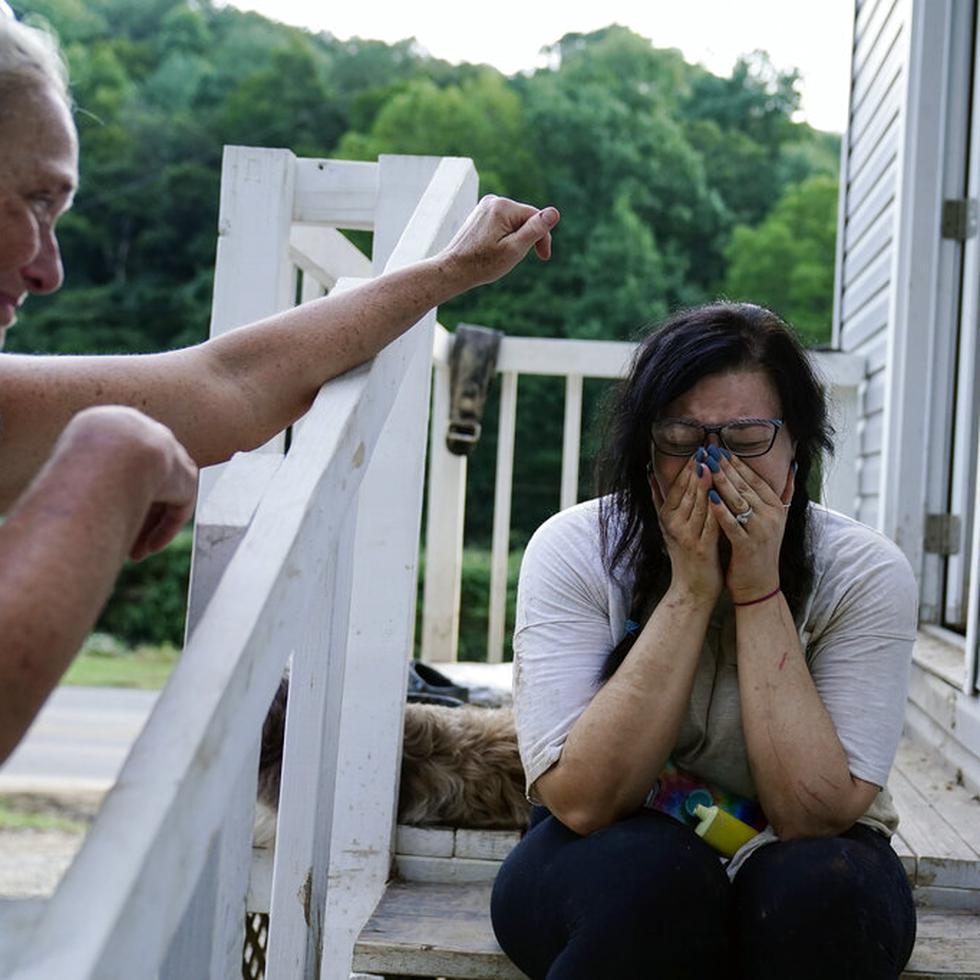 Kirsten Gómez, a la derecha, llora ante su familiar Kathy Hall, a la izquierda, después de lo que ella llama un momento de tranquilidad para reflexionar sobre lo que su familia ha pasado tras las enormes inundaciones, el martes 2 de agosto de 2022, en Hindman, Kentucky.