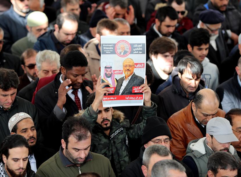 Hombres sostienen una imagen del periodista opositor saudí Jamal Khashoggi mientras rezan en la mezquita Fatih, en Estambul (Turquía). (EFE)
