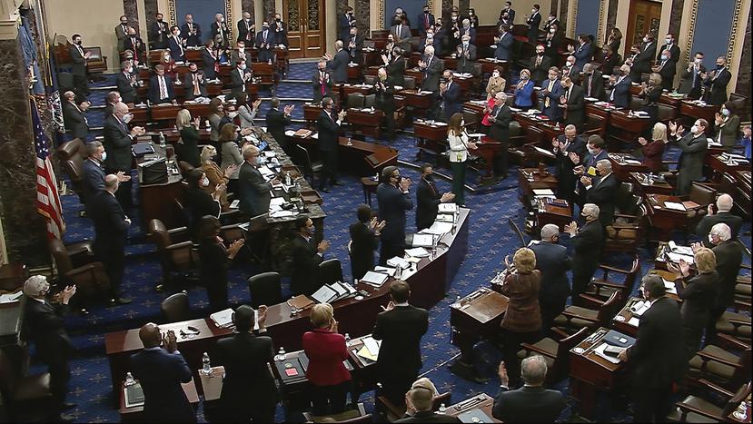 Los senadores y el personal brindan una ovación de pie a la oferta de la Policía del Capitolio de los Estados Unidos a Eugene Goodman.