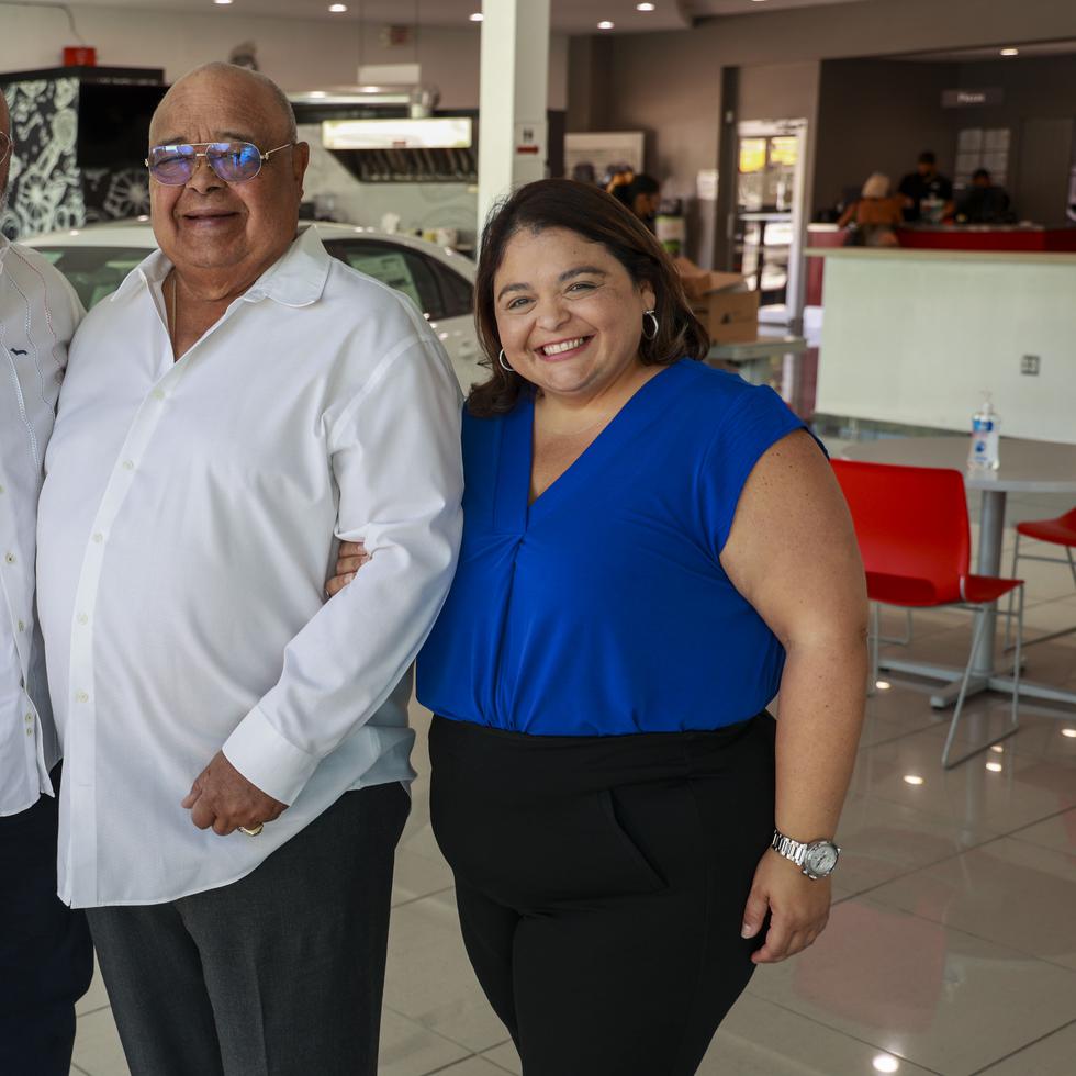 José Celestino Abad Torres (al centro), junto a sus hijos  José “Papo” Abad y Brenda Abad, quienes trabajan en el negocio familiar.
