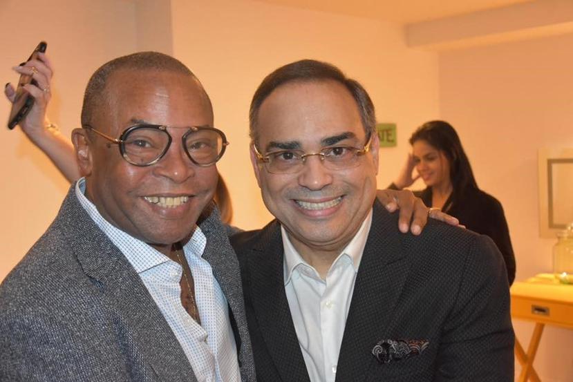El compositor cubano Adalberto Álvarez junto al cantante boricua Gilberto Santa Rosa. (Captura/Facebook)