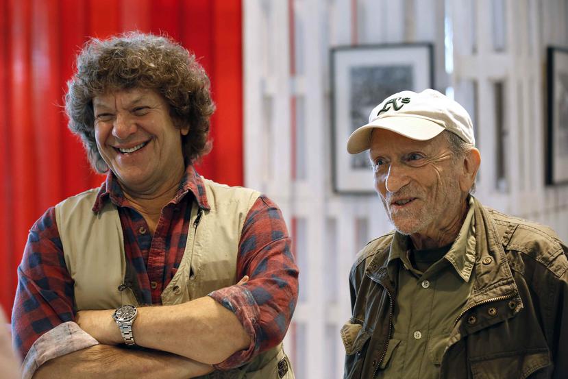 A la izquierda, Michael Lang, promotor y cocreador del festival de Woodstock, quien anunció la cancelación. (The Associated Press)