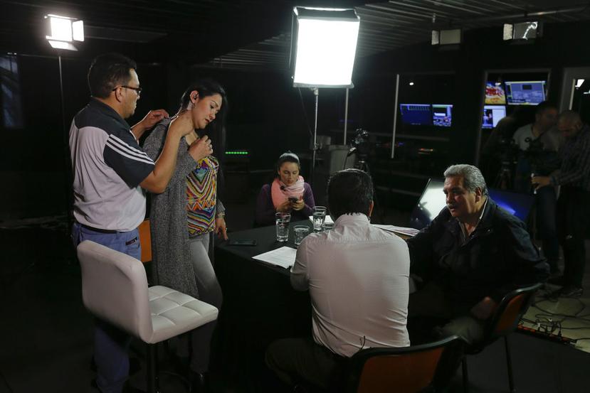 Un técnico prepara a la exrebelde de las FARC Marilú Ramírez antes de la emisión de su programa de debate el estudio de NC Noticias (AP).