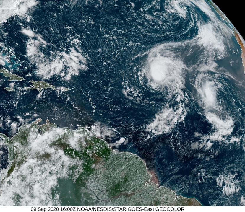 Imagen satelital del océano Atlántico en la tarde el miércoles, 9 de septiemrbe de 2020. En la imagen se observa a la izquierza a la tormenta Paulette y a la derecha la depresión tropical Rene.