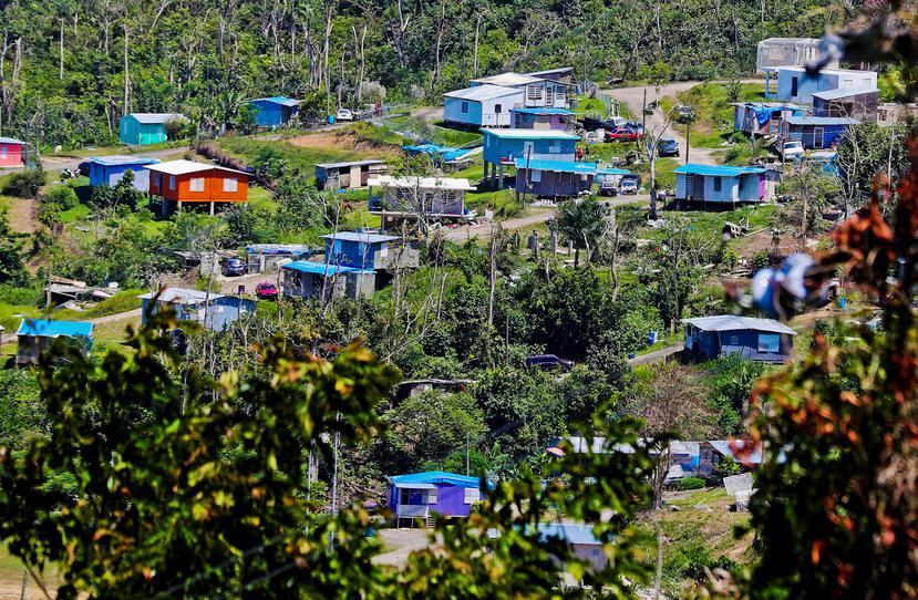 La comunidad  Villa Esperanza, en Toa Alta, es testigo de cómo permanecen miles de hogares alrededor de la isla: cubiertos por toldos en lugar de techos.