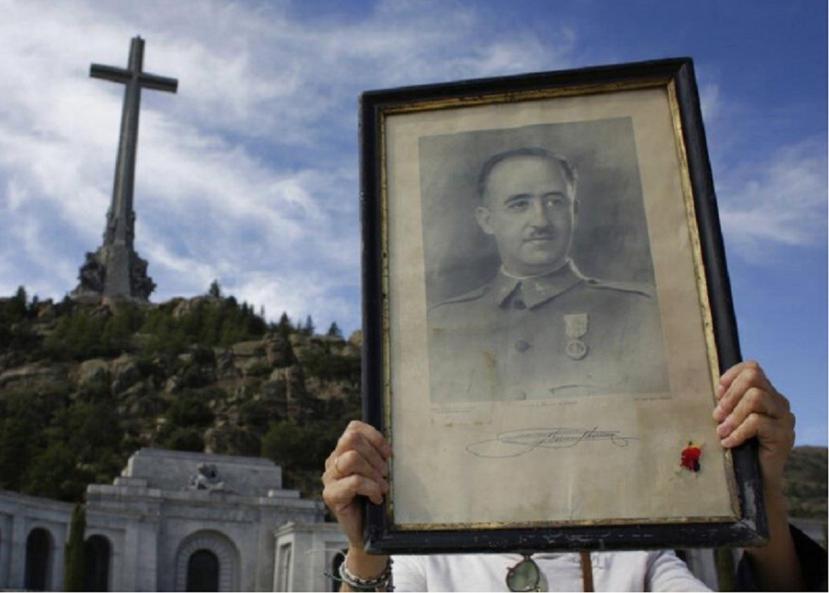 Los restos de Francisco Franco fueron fueron exhumados y trasladados a un cementerio de Madrid. (EFE)