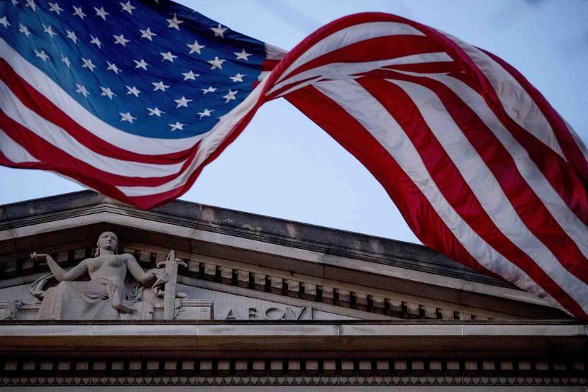 Una bandera estadounidense ondea en la fachada del Departamento de Justicia en Washington. (AP/Andrew Harnik)