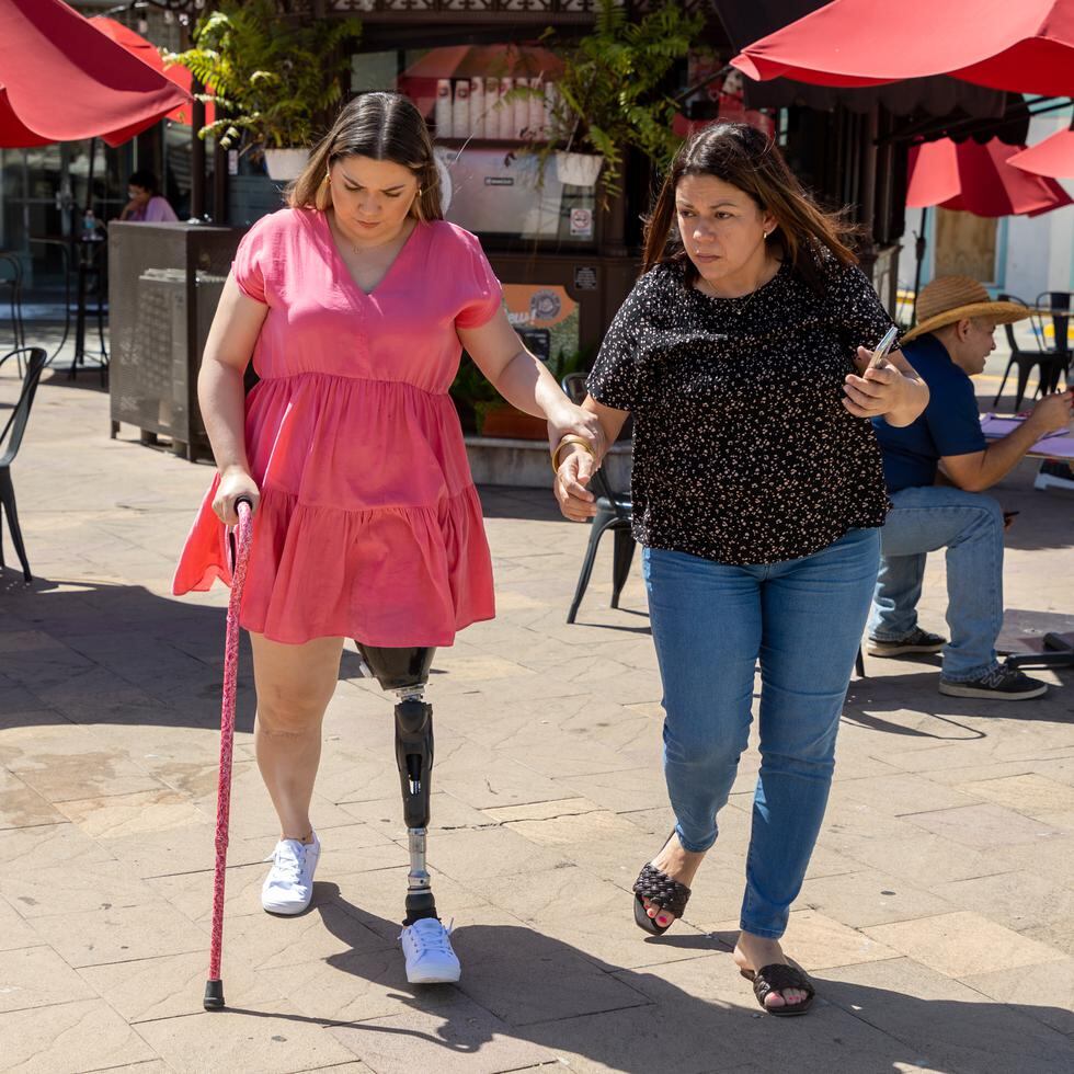Laura Pérez Hernández, a la izquierda, es sobreviviente de un incidente con un conductor ebrio que la atropelló y provocó que le amputaran su pierna izquierda, en 2020.