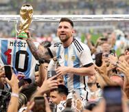 Lionel Messi es cargado por sus compañeros durante la celebración de la Copa Mundial.