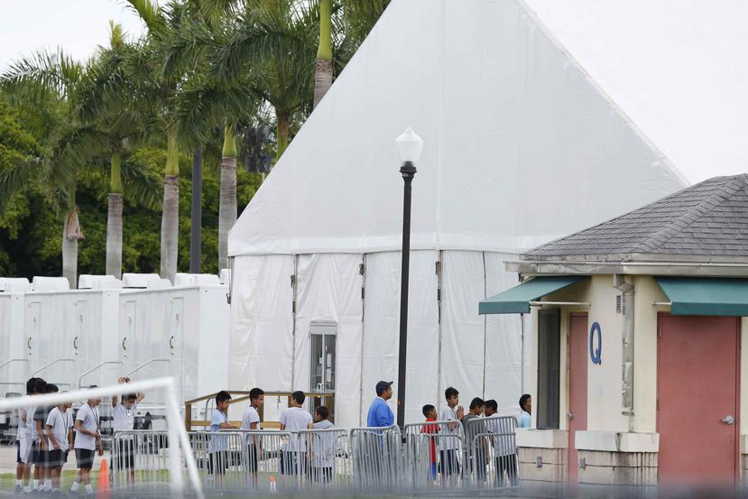 En esta imagen de archivo, tomada el 20 de junio de 2018, niños migrantes caminan en fila en el exterior del albergue temporal para menores no acompañados Homestead, en Homestead, Florida. (AP/Archivo)