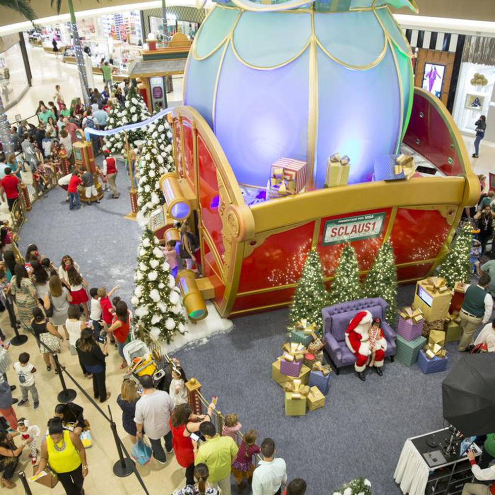 El atrio central de The Mall of San Juan albergó este mes la Academia de Santa, una estación donde los niños podían hablar y retratarse con Santa Claus, además de conocer tres de los duendes de su fábrica de juguetes. (Suministrada)