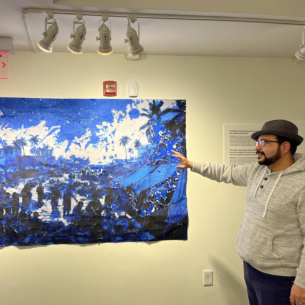 Ricardo Rodríguez muestra la imagen FEMA, que estuvo en la exhibición "Presente Futuro" y que se exhibirá en Puerto Rico.