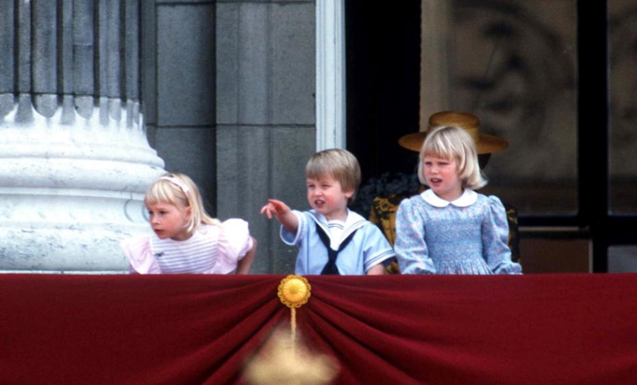 Desde el balcón del Palacio de Buckingham, el príncipe William mira "Trooping of the Color" en 1985. (AP)