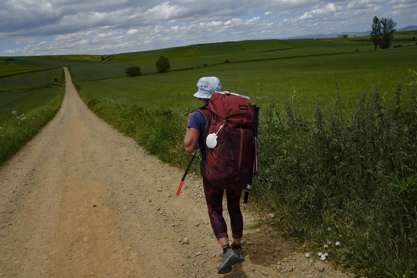 Un peregrino camina durante una etapa del "Camino de Santiago", cerca de Santo Domingo de La Calzada, en el norte de España.