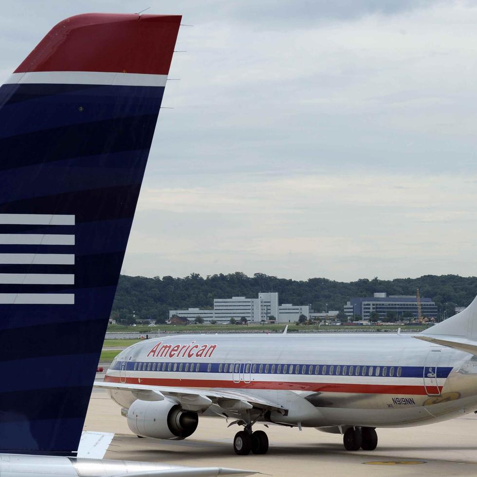 Un avión de American Airlines, en la pista del aeropuerto Reagan National.