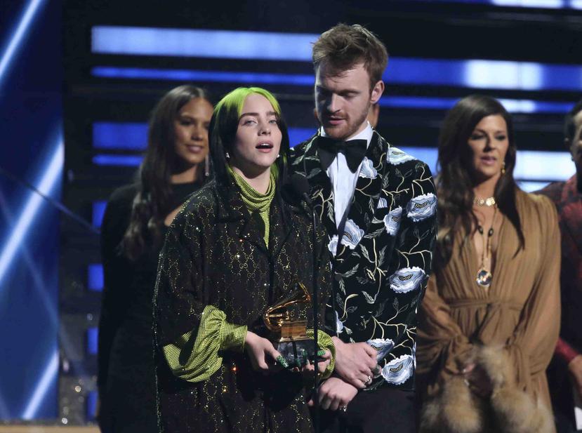 Billie Eilish y Finneas O'Connell reciben el Grammy a la Canción del Año por el tema "bad guy". (Matt Sayles / Invision / AP)