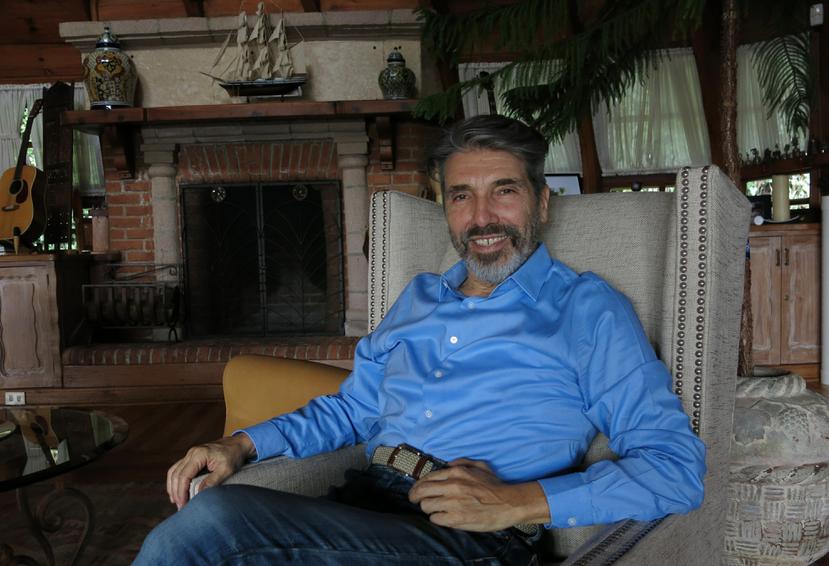 En esta fotografía del 19 de junio de 2019, el músico nacido en Argentina, Diego Verdaguer, posa en su casa en la Ciudad de México. Falleció el 27 de enero de 2022 por complicaciones de COVID-19.