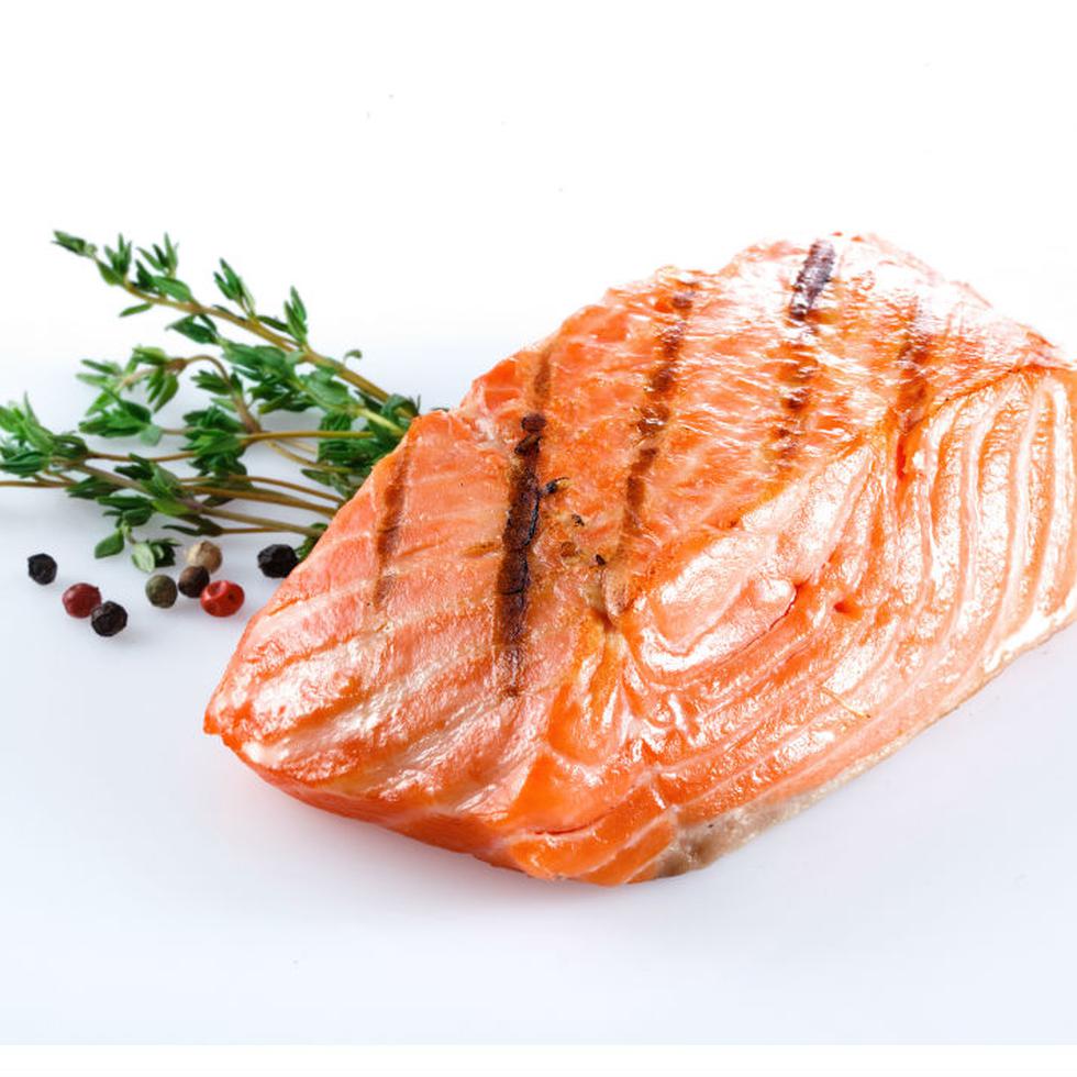 Según la investigación de Harvard, el salmón es un alimento rico en proteínas y en ácidos grasos (Omega-3), por lo cual es bueno para el corazón y el cerebro. Además, provee vitamina D. Aunque comer salmón diariamente puede resultar difícil para la mayoría de personas, procurar consumirlo una vez a la semana sería muy benéfico. Además de estas características, el nutricionista Rubén Orjuela afirma que contiene todos los aminoácidos esenciales para el organismo, al igual que buenas cantidades de magnesio, potasio, fósforo, sodio y yodo; este último, relacionado con el buen funcionamiento de la tiroides y, por extensión, de todo el metabolismo. (Shutterstock)