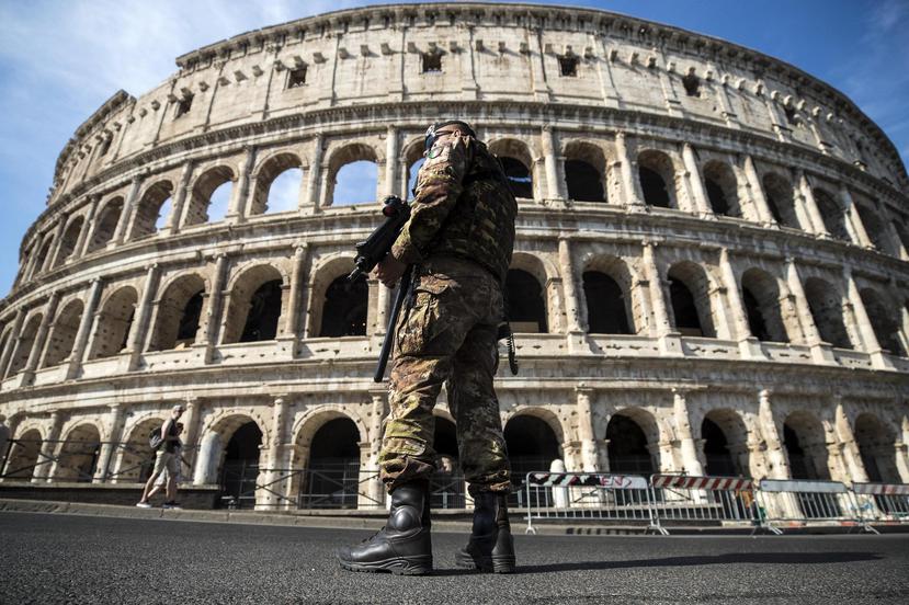 Un soldado italiano patrulla por los alrededores del Coliseo Romano. (EFE)