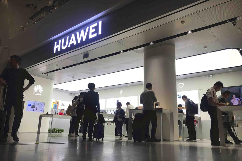 Huawei, la primera marca tecnológica global de China, está al centro de las tensiones entre Estados Unidos y China por la competencia tecnológica y el espionaje digital. (AP / Olivia Zhang)