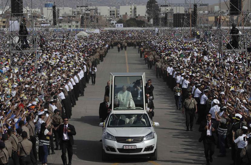 El pontífice Francisco llega en el papamóvil para oficiar una misa en la base aérea Las Palmas en Lima, Perú. (AP)