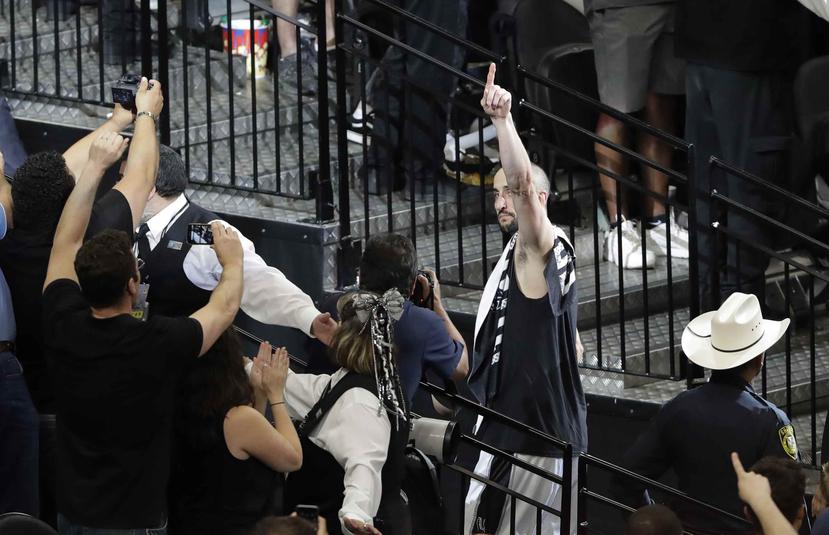 Ginóbili se despide de la fanaticada de los Spurs. (AP)