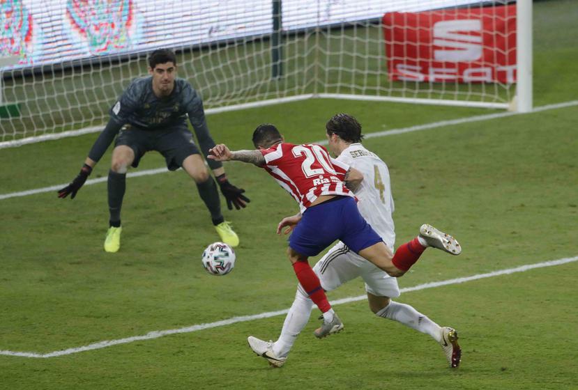Vitolo, del Atlético de Madrid, dispara el balón mientras Sergio Ramos, del Real Madrid, intenta detenerlo. (AP)