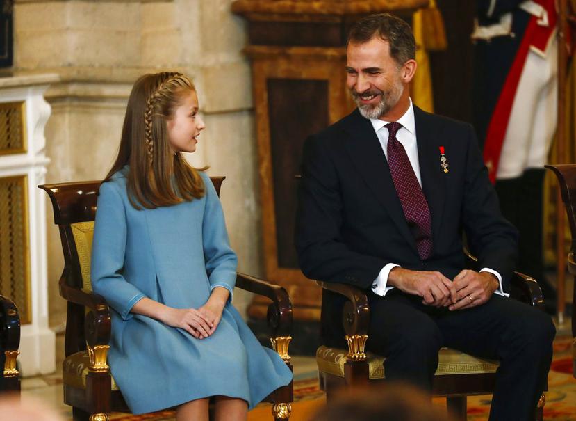 El Rey Felipe de España se sienta junto a su hija, la Princesa Leonor, durante una ceremonia en el Palacio Real de Madrid, España (AP).
