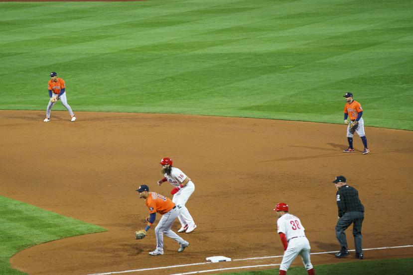 El cuadro interior de los Astros de Houston, realiza el famoso desplazamiento defensivo (shift) cargado hacia la primera base, como en esta imagen del cuarto partido de la Serie Mundial ante los Phillies de Filadelfia. Desde 2023 Grandes Ligas no permitirá este tipo de jugada.