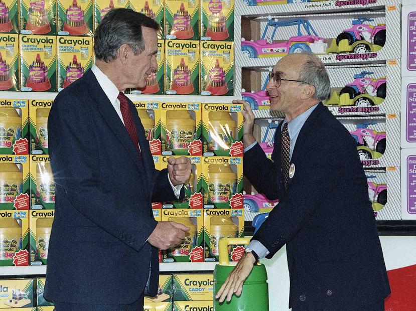 En esta foto de 1992, el entonces presidente estadounidense George Bush junto a Charles Lazarus en un tienda de Toys R' Us en Japón. (AP)