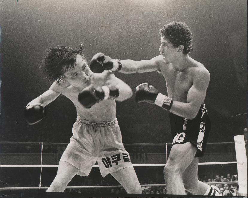 Wilfredo Gómez, a la derecha, intenta golpear a Dong Kyun Yum durante el combate que ambos protagonizaron el 21 de mayo de 1977 en el coliseo Roberto Clemente de Hato Rey. (GFR Media / Ramón Korff)