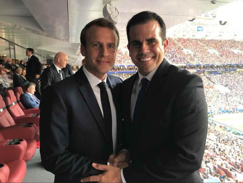El gobernador Ricardo Rosselló (derecha) junto al presidente de Francia, Emmanuel Macron, previo al incio del juego final entre Francia y Croacia por la Copa Mundial, en Moscú, Rusia. (Twitter / Ricardo Rosselló)