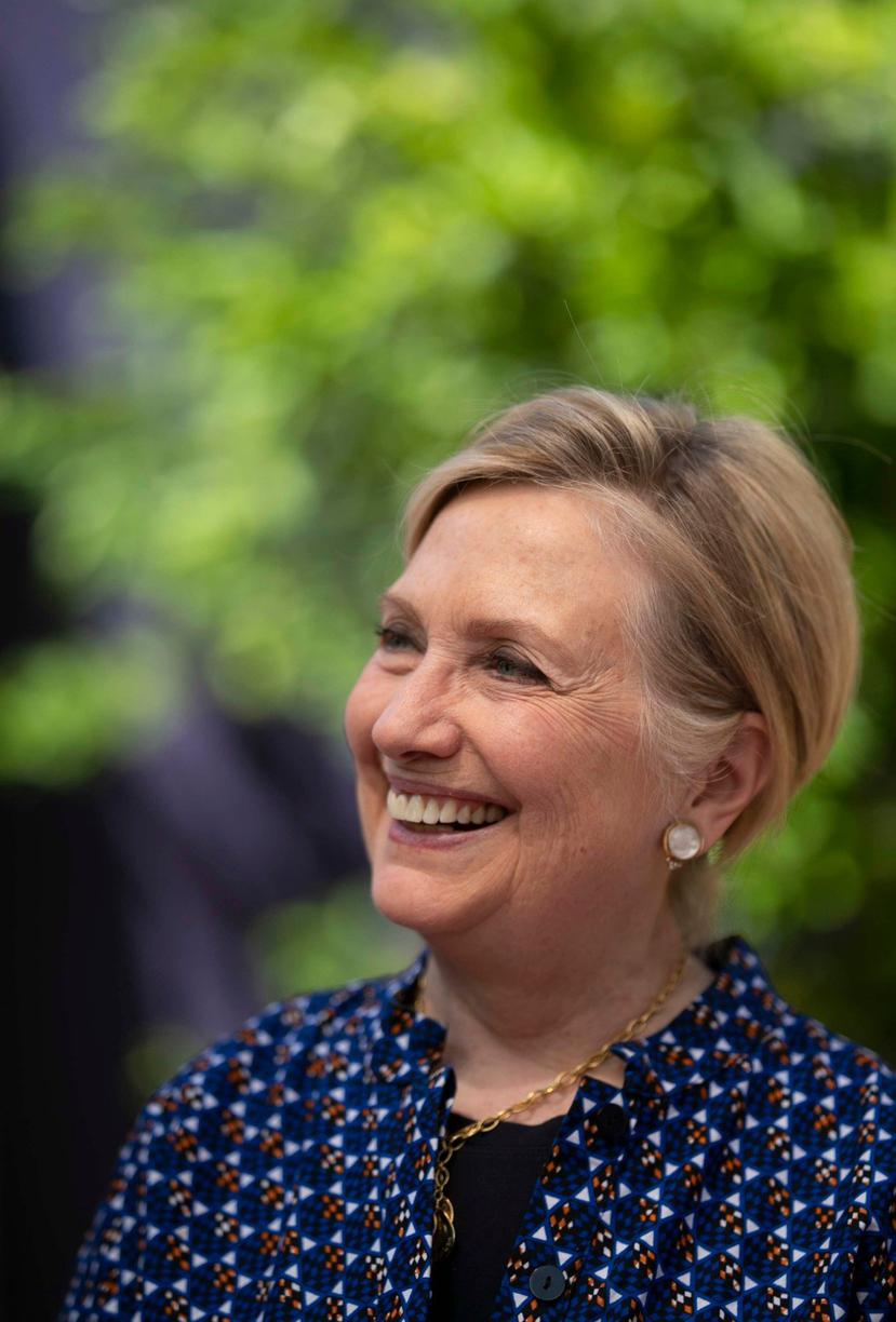 A la exsenadora, Hillary Clinton,  se le mencionó como posible compañera de papeleta del aspirante demócrata.